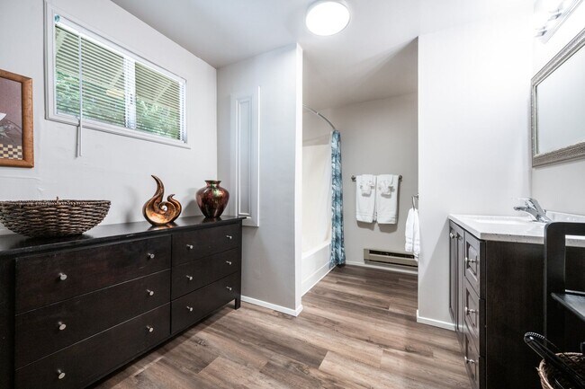 Building Photo - Westside 2BD Duplex