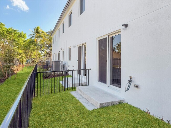 Building Photo - 3770 SW 50th Ave