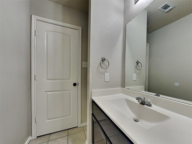 Building Photo - 214 Tallow Trl