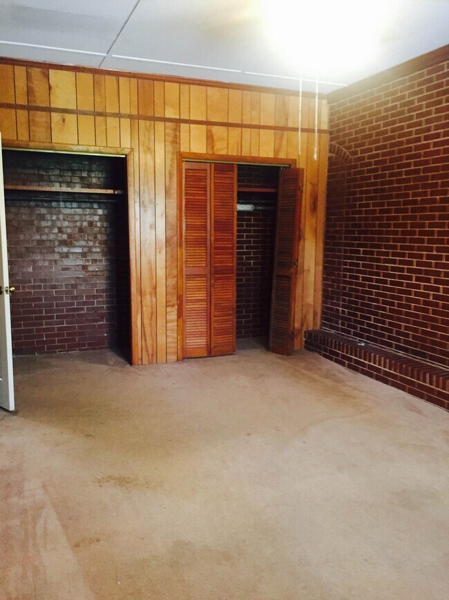 Building Photo - 214 Circle Dr