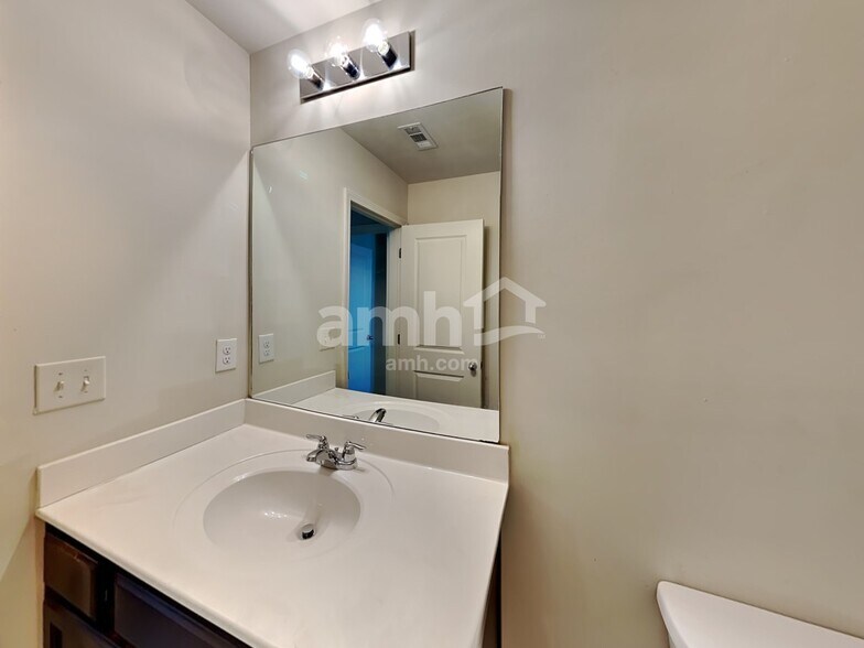 Building Photo - 4025 Clay Ct SE