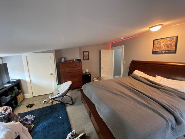 Building Photo - 7 bedroom/ 3bath Mins. from UC + Med Campu...