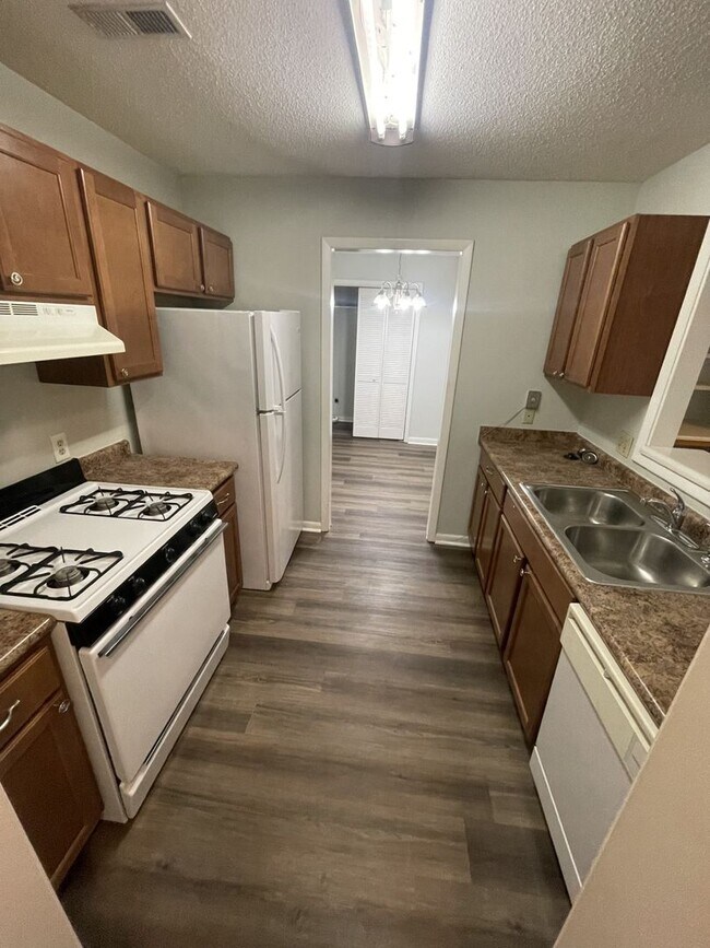 Building Photo - 2br/2ba, fireplace, deck