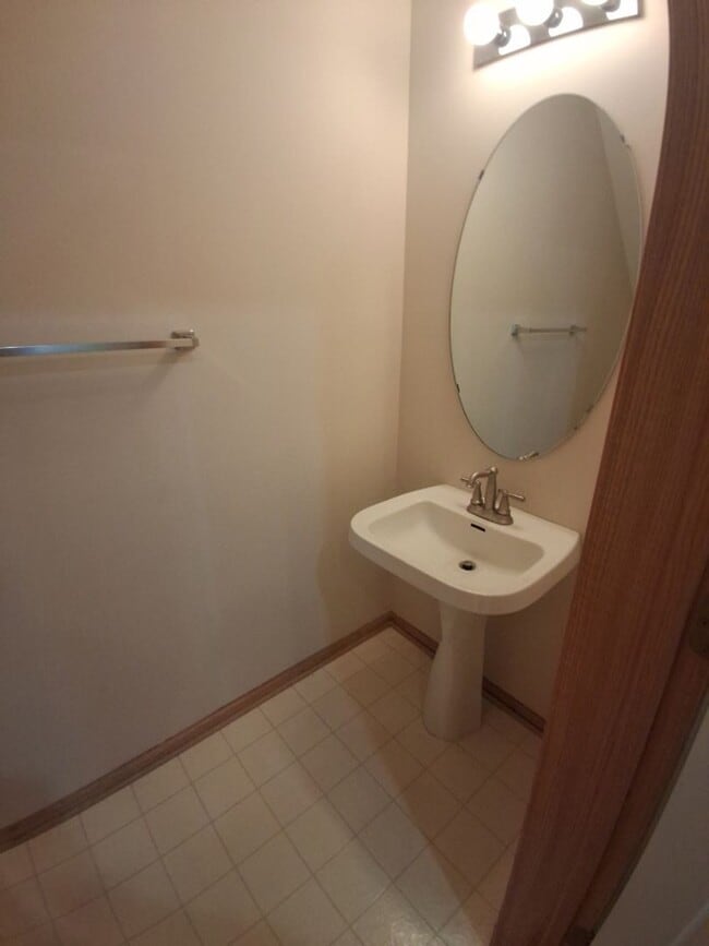 Building Photo - Light and bright! 2 BR, 1.5 BATH Woodbury ...