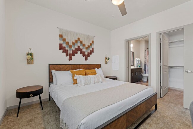 Building Photo - 711 W Broadway Rd