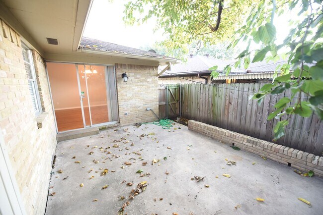 Building Photo - 5439-5439 Anita St