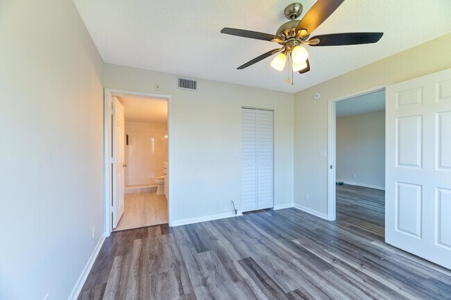 Building Photo - 2226 N Cypress Bend Dr