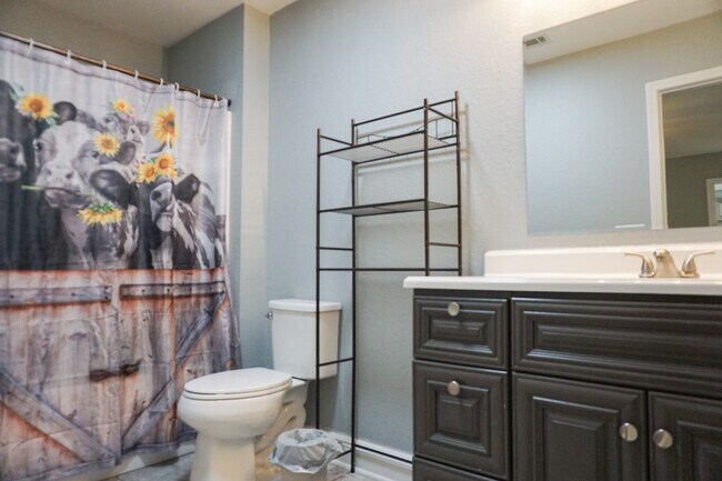 Building Photo - 321 Apple Dr