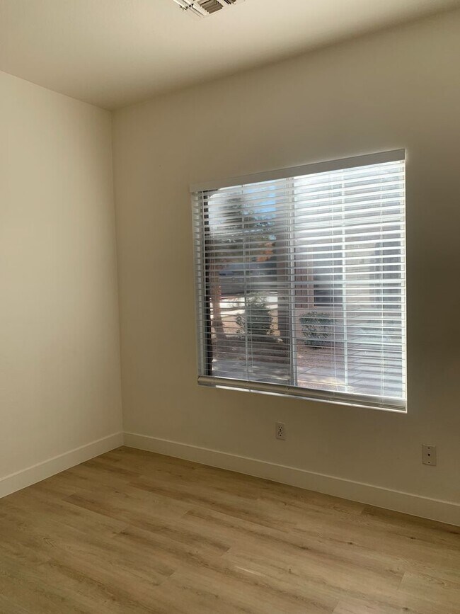 Building Photo - **MOVE-IN SPECIAL 50% OFF MOVE-IN MONTH!!!!** Ready Now!! 3BR 2.5BA located in Chandler - Cross S...