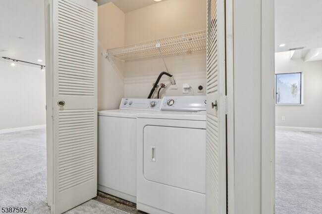 Building Photo - 5 Millay Ct