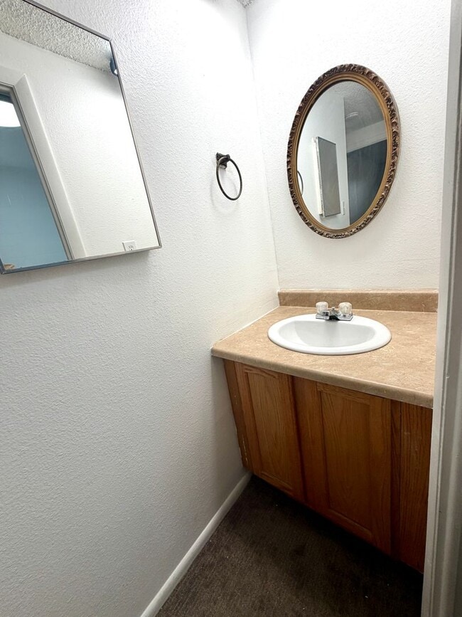 Building Photo - Quiet and private 1 bedroom on the 1st floor - in Glendale