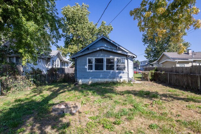 Building Photo - Spacious 2 bedroom/1 bathroom House in Council Bluffs, IA