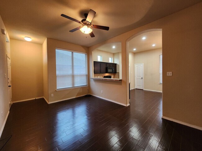 Building Photo - 3/2.5/2 Duplex / Minutes from Downtown NB & Creekside Shopping & Restaurants / Fenced in Yard /CISD