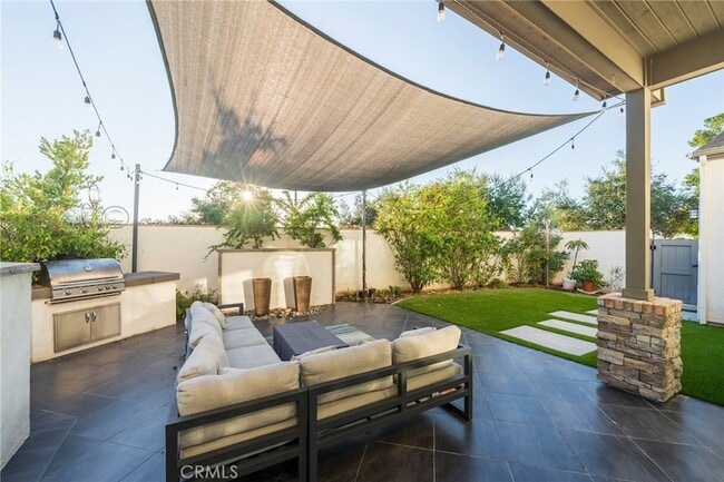 Building Photo - 102 Spectacle