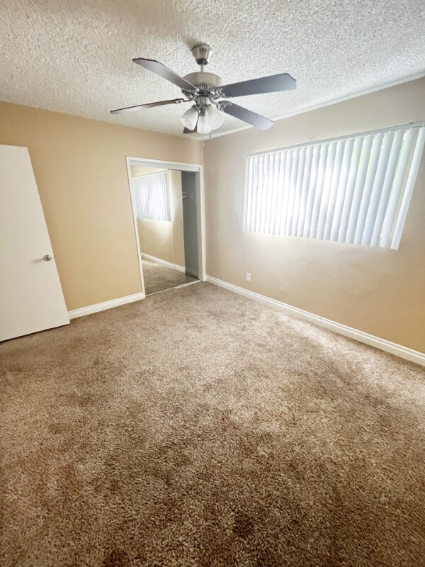 Building Photo - 835 S Oaks Ave