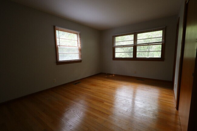 Building Photo - Three Bedroom Single Family Home in the Co...