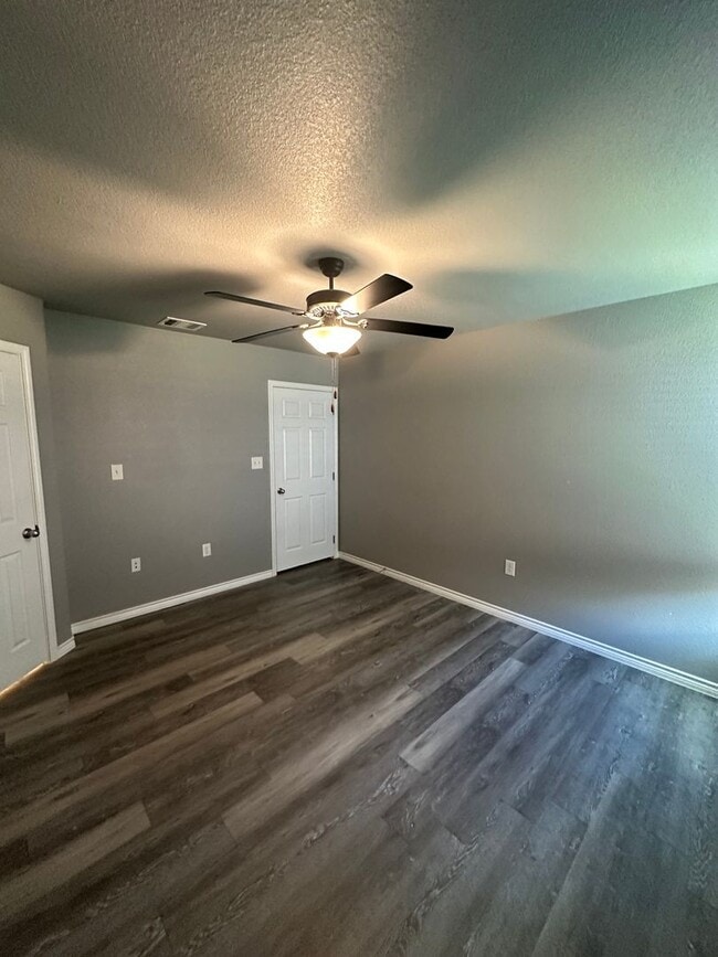 Building Photo - AVAILABLE NOW! - FIRST MONTH FREE (SECTION...