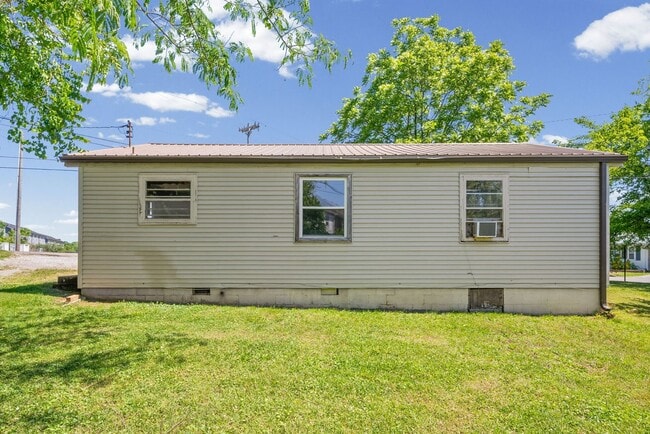 Building Photo - 3 Bedroom Home For Rent Near Lowes On Madison Street!