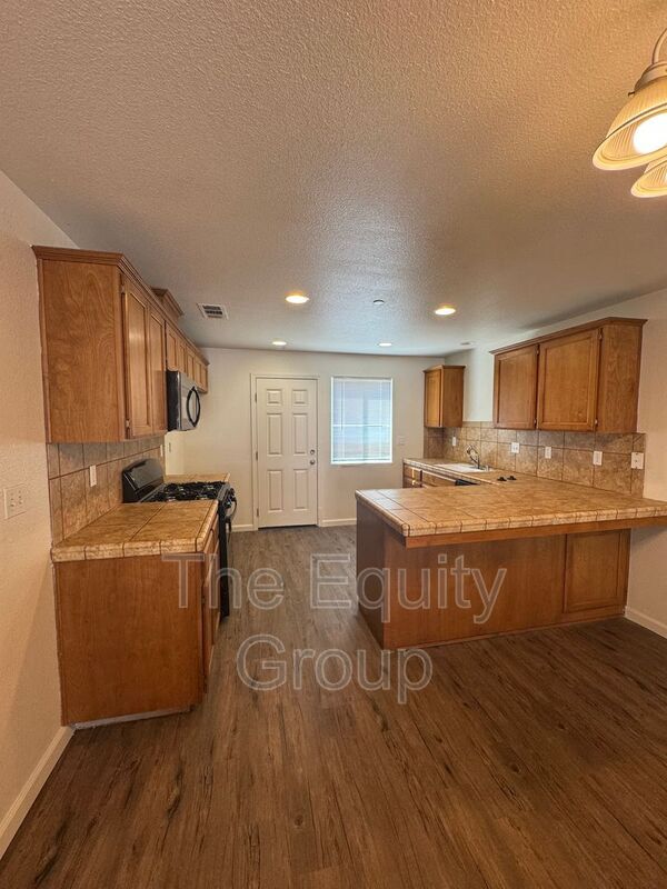 Building Photo - 2116 W Lark Ave