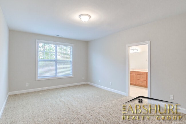 Building Photo - 4240 Vallonia Dr