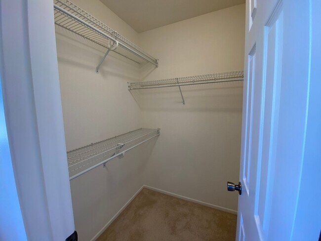 Building Photo - Beautiful Spacious 3BR/2.5BA Located in the Ivey Glenn Community!!