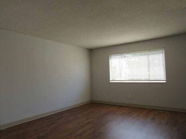 Building Photo - Remodeled Huge 4 Bedroom Townhome