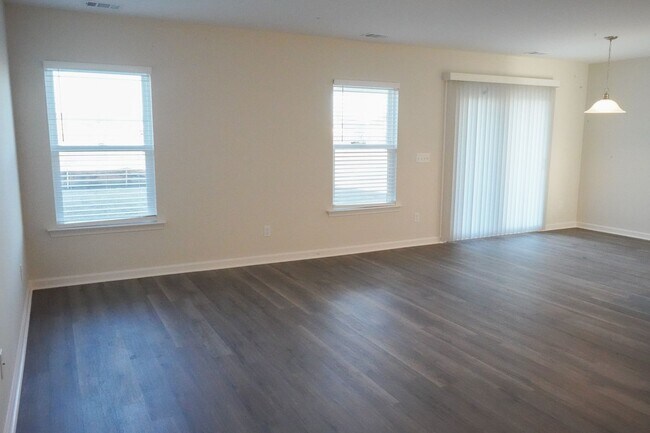 Building Photo - AVAILABLE NOW!