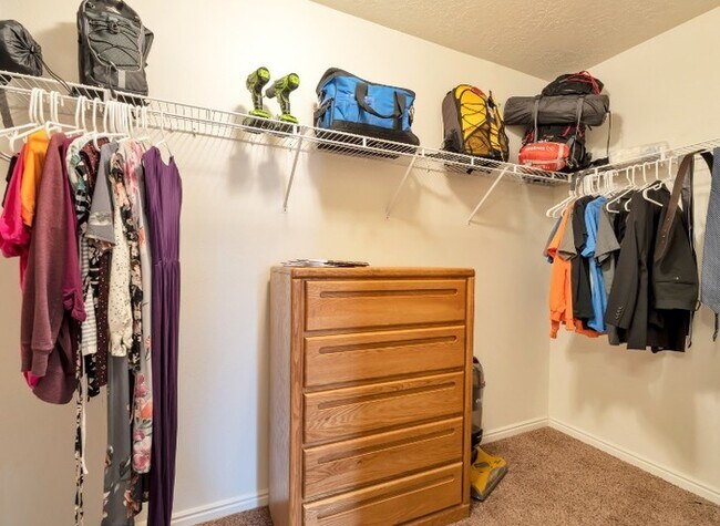 Building Photo - Bright 3-Bed, 2-Bath Condo with Mountain Views & Community Amenities