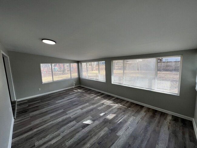 Building Photo - 3 Bedroom Beautifully updated Ranch