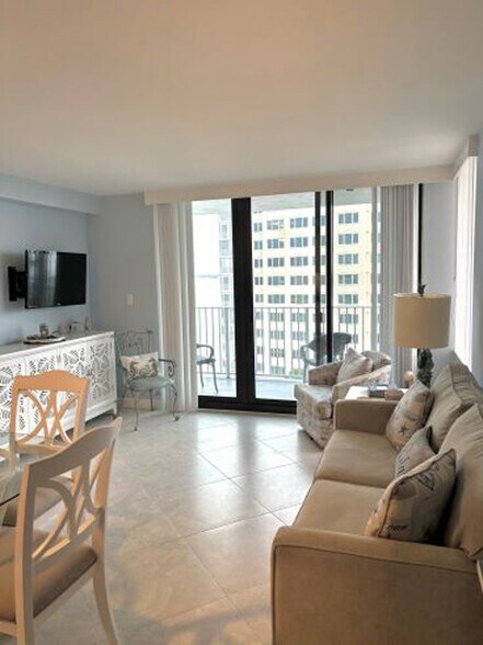 Building Photo - 8701 Estero