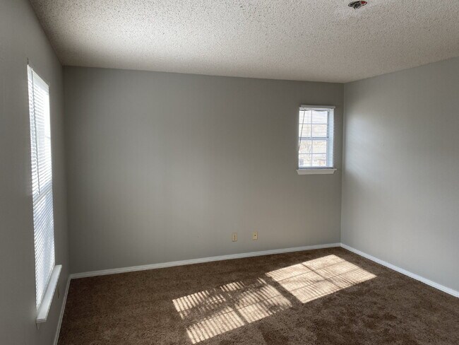 Building Photo - 503 Cammellia Dr Unit B