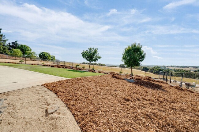 Building Photo - Spacious 3 Bed, 2 Bath Home with Acreage, ...