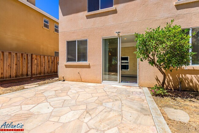 Building Photo - Beautiful Home | Remodeled Kitchen | Centr...