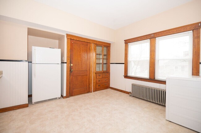 Building Photo - Convenient Location & Updated Amenities!