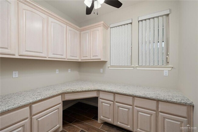 Building Photo - 25 Amistad Cir