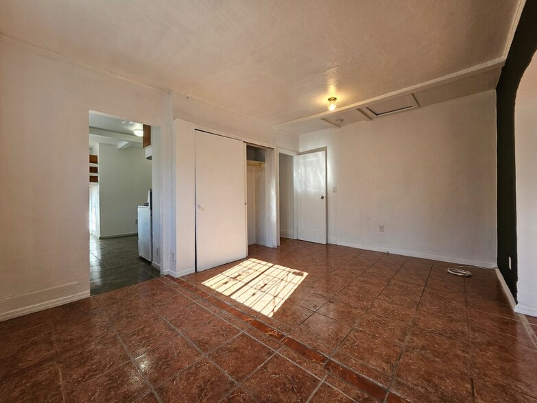 Building Photo - 2623 Hillcrest Dr
