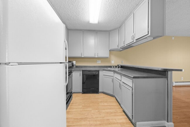 Building Photo - 3460 S Poplar St