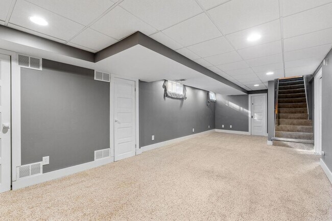 Building Photo - 2300 NE McKinley St