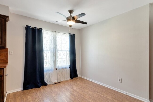 Building Photo - 2 bed 1 bath Townhome with a 2 car garage