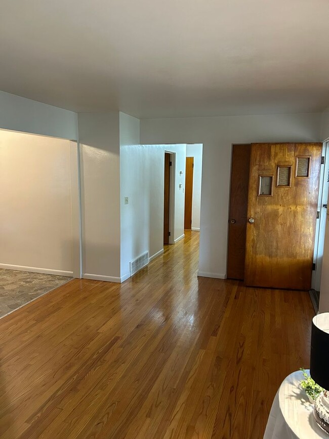 Building Photo - 203 N 7th St