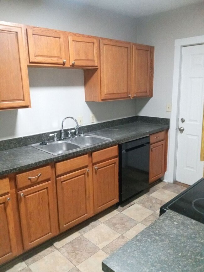 Building Photo - Cozy 3 bedroom ranch style single family house close to the Short North