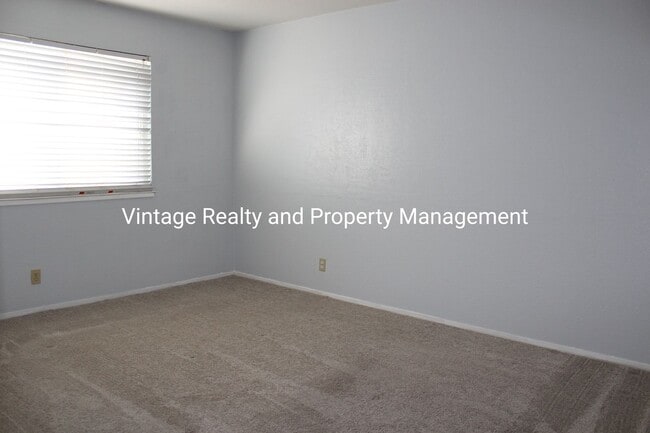 Building Photo - Ready To Go! Very Nice 2 bedroom Condo!!!