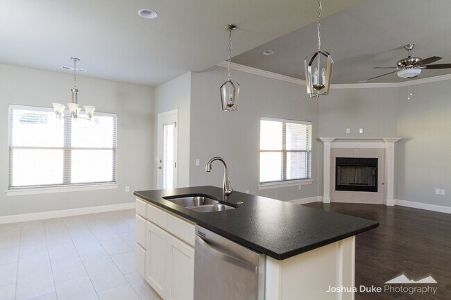 Building Photo - 3 bedroom 2 bath modern style home minutes from I-49 and Fayetteville access !!