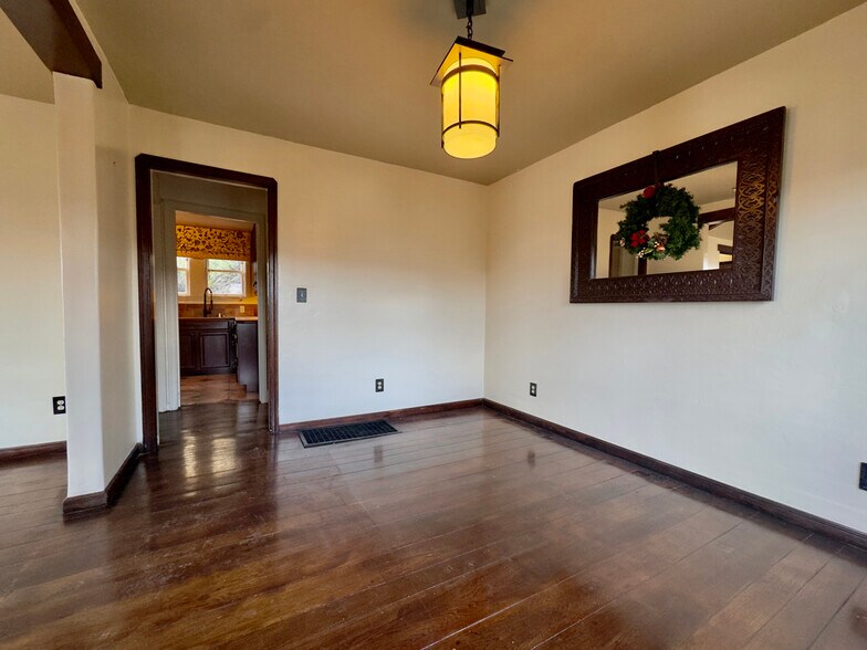 Building Photo - 645 Jean St