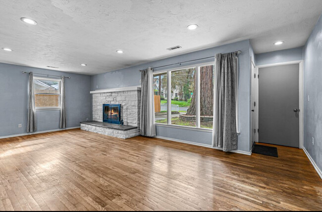 Primary Photo - 1415 E Main St