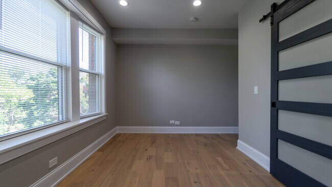 Building Photo - 5406 N Paulina St