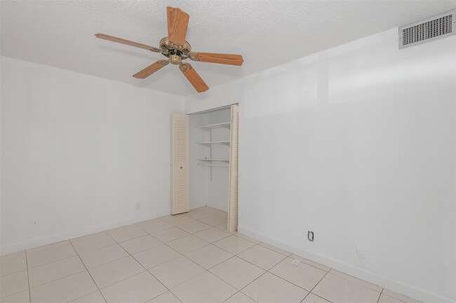 Building Photo - 6075 N Sabal Palm Blvd