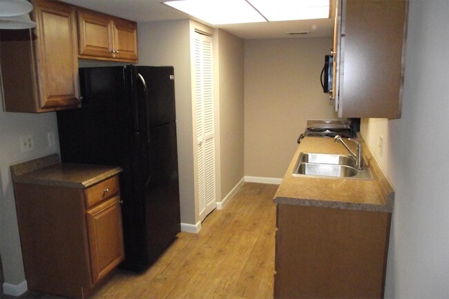 Building Photo - 5293 Vineland Rd