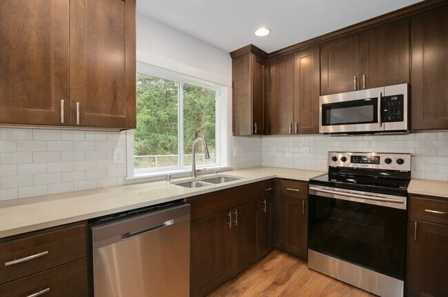 Building Photo - Modern Luxury: Spacious 3-Bedroom Home Near JBLM