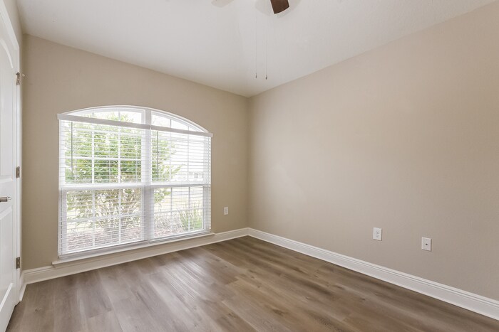 Building Photo - 706 Chelsea Ave